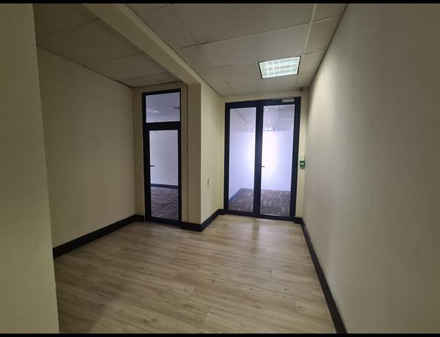1,691M² OFFICE FOR SALE IN BRYANSTON